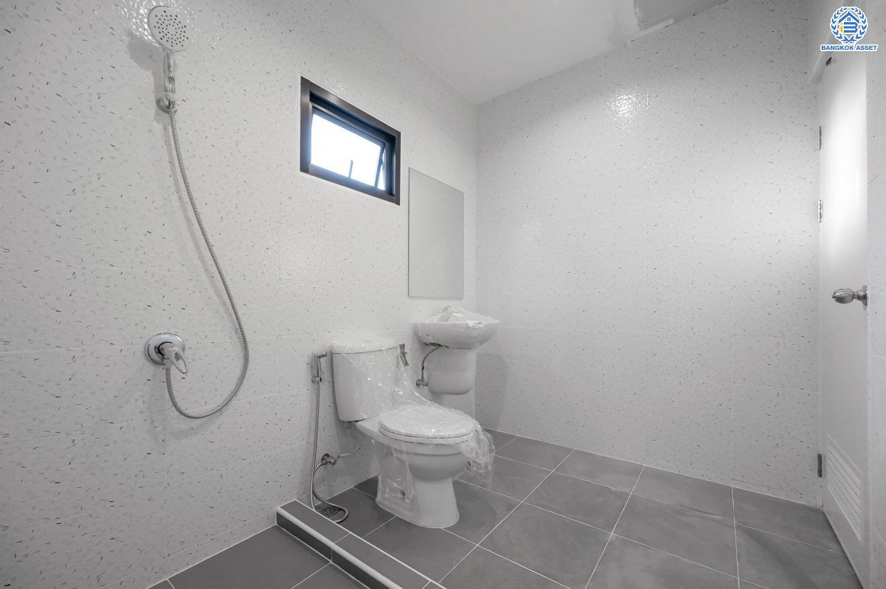 บ้านมือสองตกแต่งใหม่ โครงการ ชัยพัฒน์ เพิ่มสิน บ้านเดี่ยวหลังใหญ่ เนื้อที่ 63.8 ตร.ว. ฟังก์ชัน 3 ห้องนอน 2 ห้องน้ำ พร้อมห้องอเนกประสงค์ชั้นล่าง 1 ห้อง จอดรถได้ 1 คัน บนทำเลเดินทางสะดวก เชื่อมต่อถ.สายไหม, ถ.พหลโยธิน ใกล้สนามบินดอนเมือง และ ใกล้จุดขึ้นทางด่วน"ฉลองรัช"...